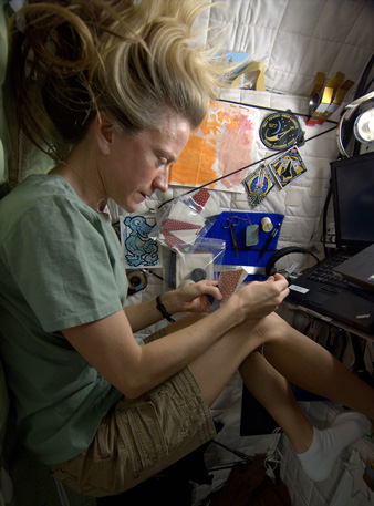 A sewing hobby 370 kilometres above our planet!