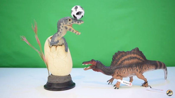 Comparing the 2019 Schleich Spinosaurus to the Rebor Club Selection hatching Baryonyx.