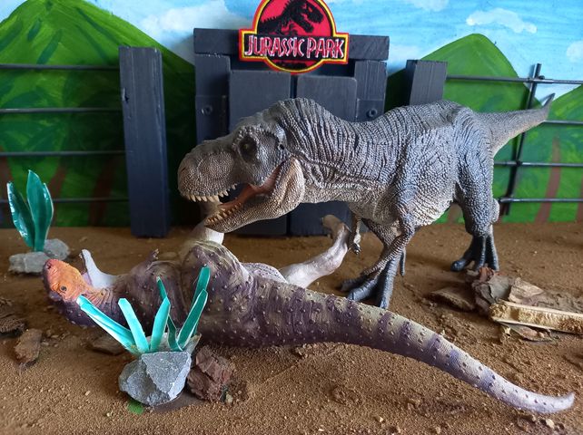 T. rex defeats a Carnotaurus.
